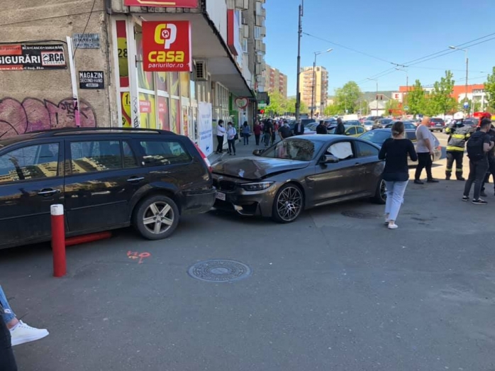 VIDEO. Accident FILMAT în Mărăști. Un BMW a intrat cu viteză într-o mașină parcată pe trotuar